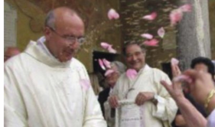 Don Gallu vieta la piazza della chiesa, niente festa