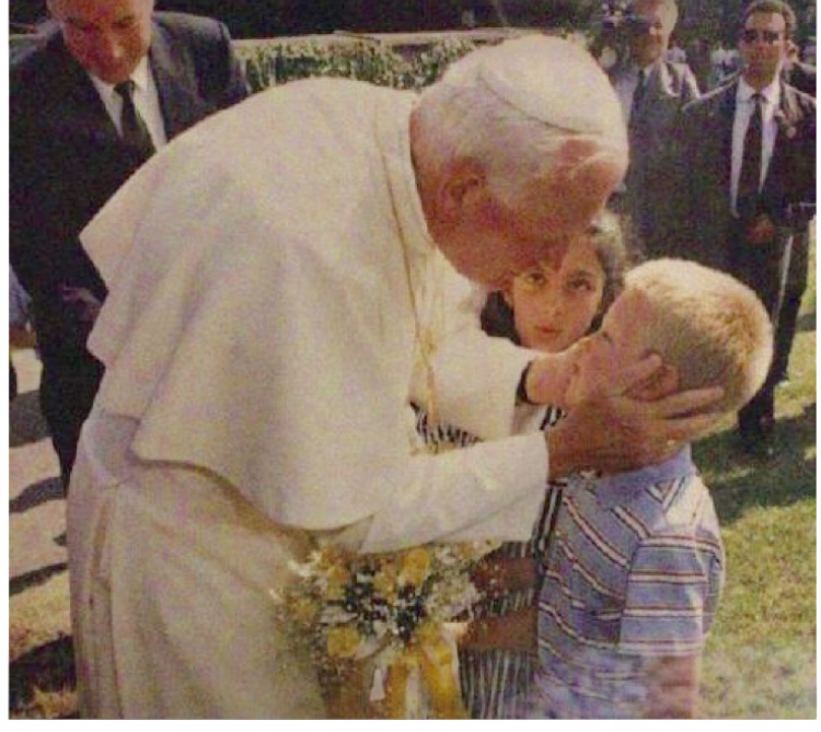 Baciato a otto anni dal Papa Santo