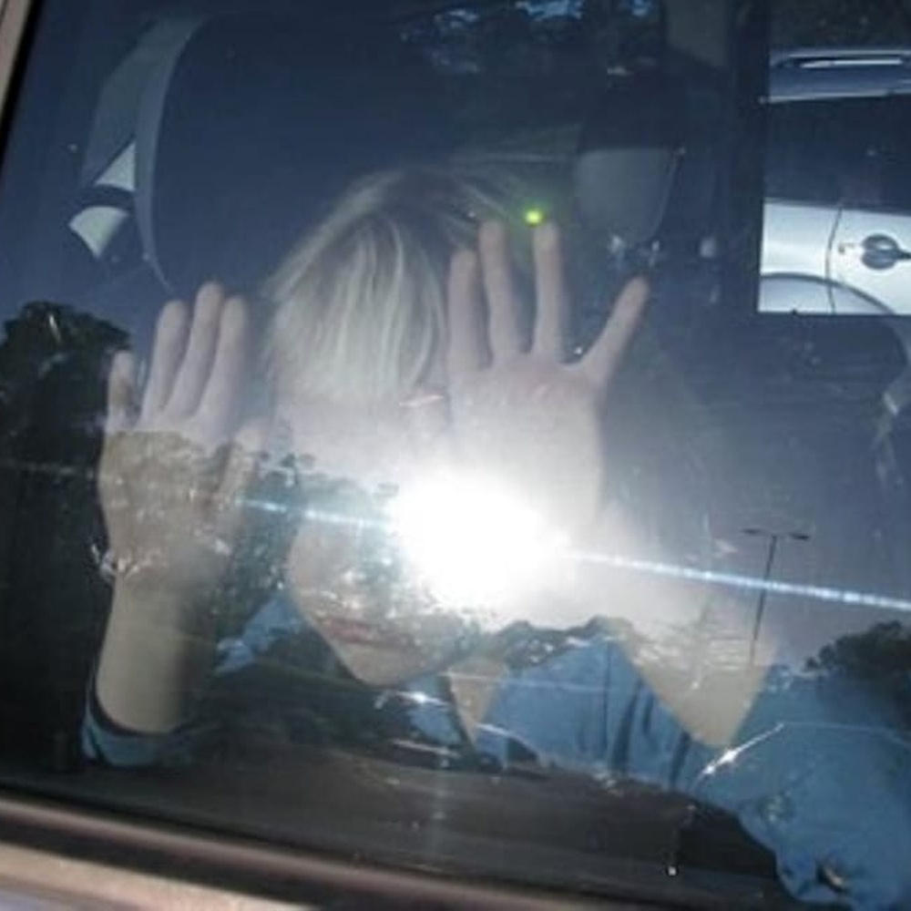 Chiude la nipotina di 4 anni in auto sotto il sole per giocare alle slot