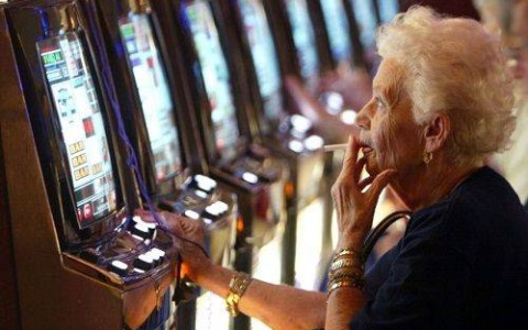 Gioco d’azzardo in Piemonte: PD, AVS e M5S chiedono la revisione della legge regionale