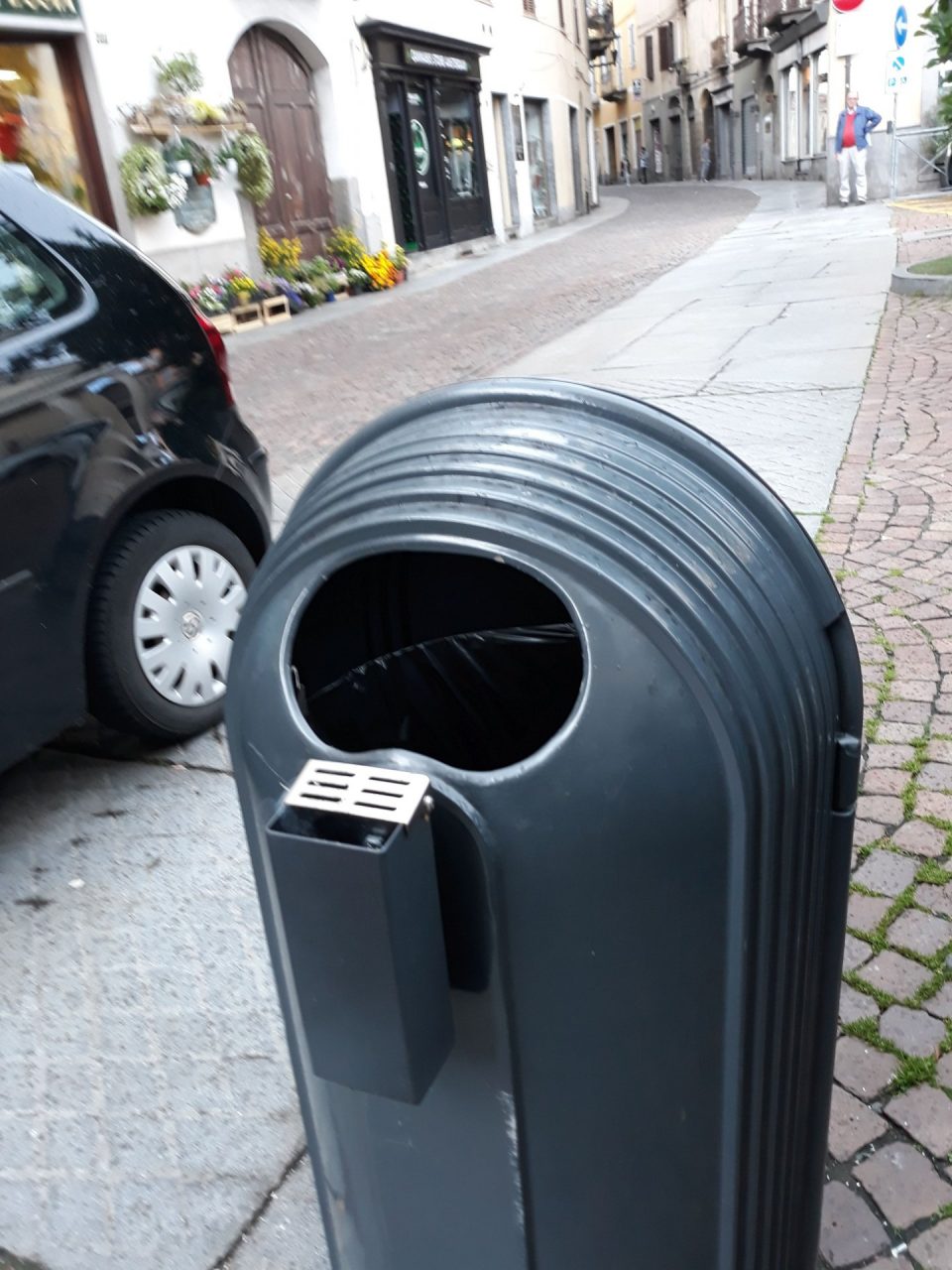 Biella, adesso è lite anche sui posacenere