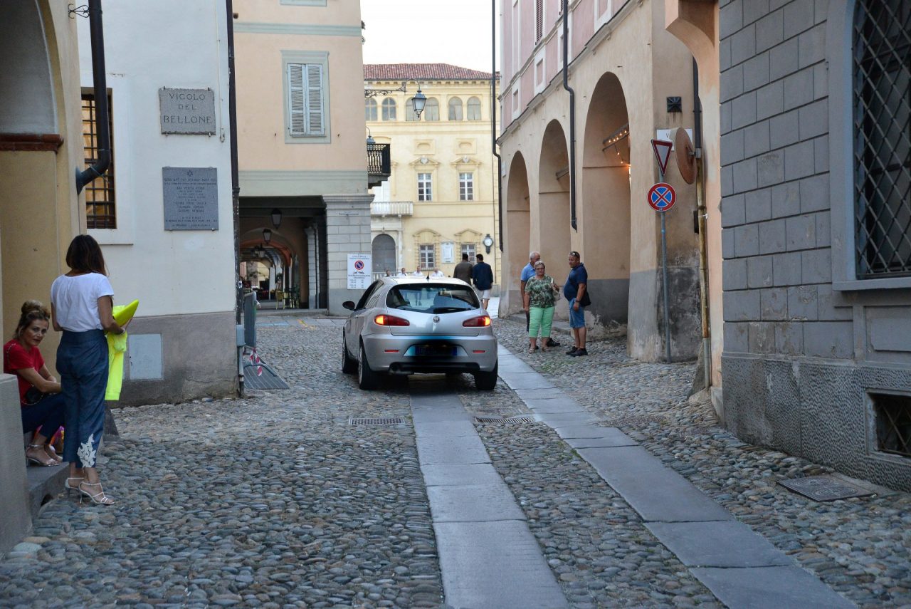 Piazza Cisterna chiude alle auto. I dettagli