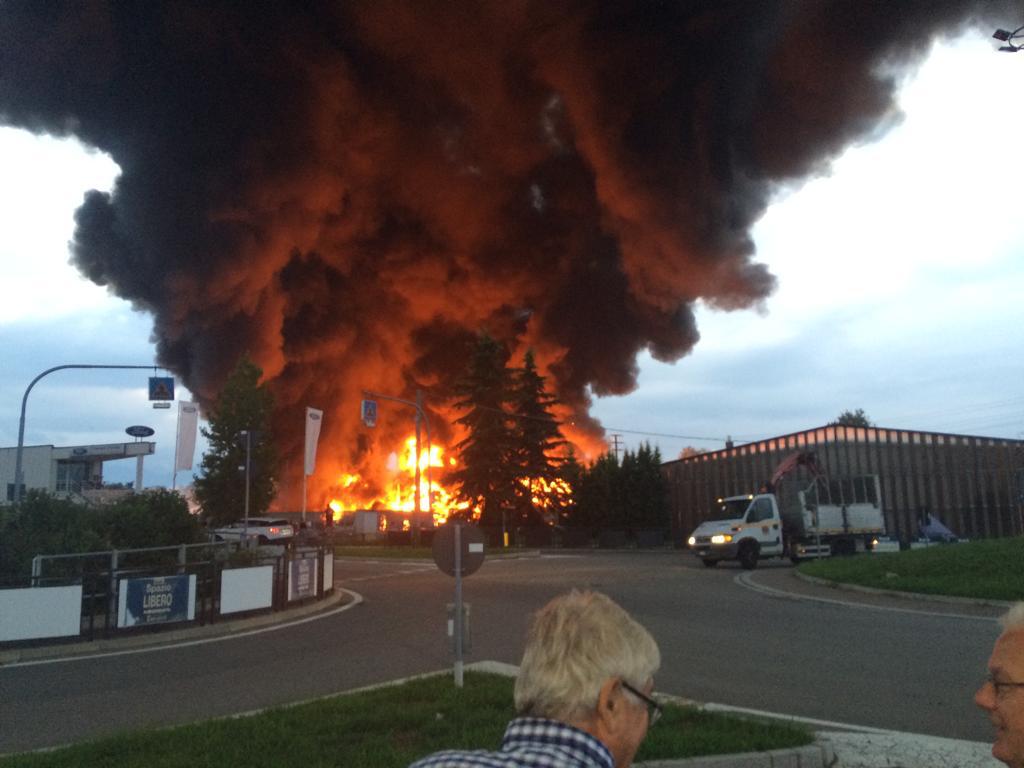 Incendio alla Bergadano, fiamme altissime VIDEO