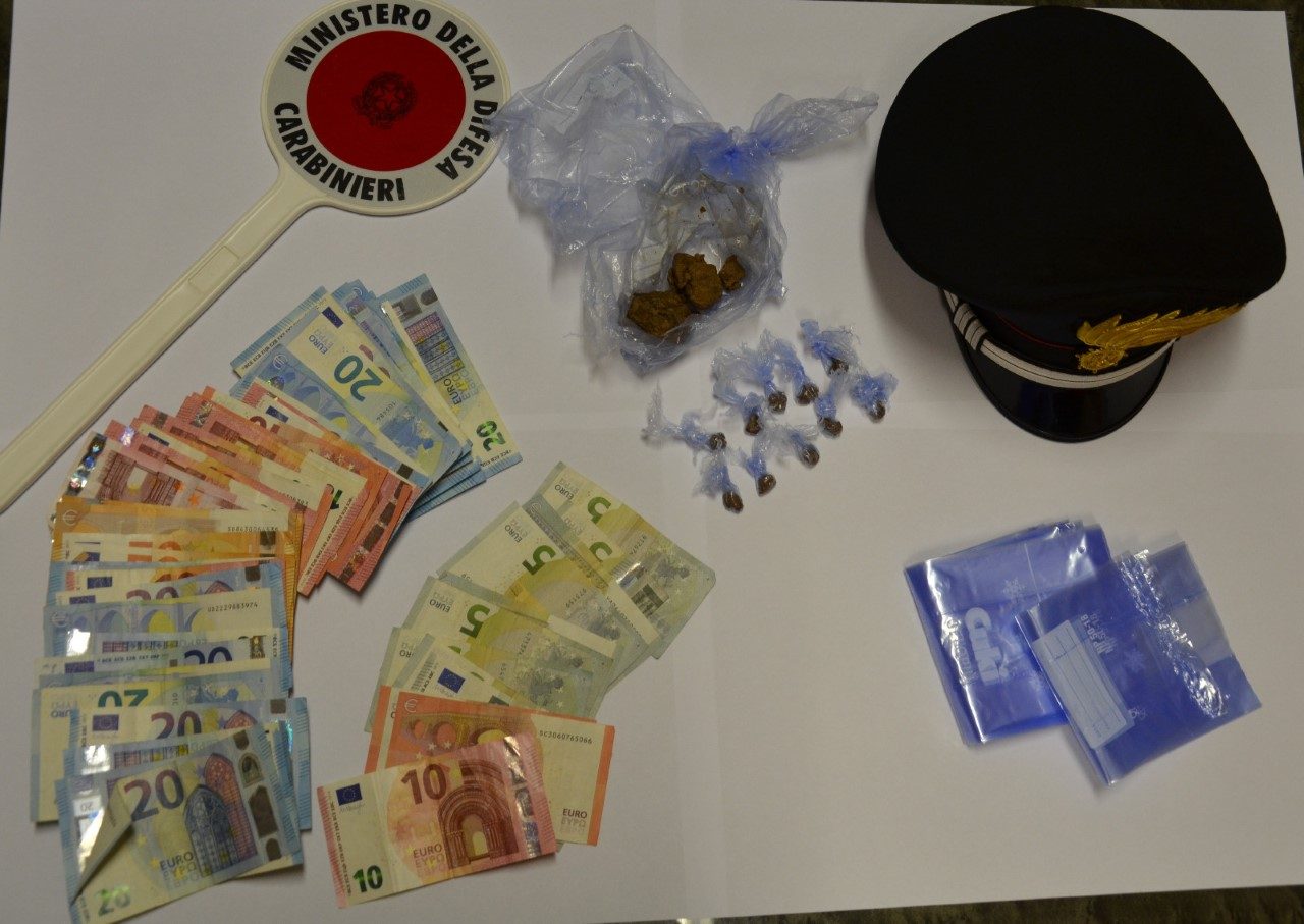 Fermato con droga in via Paietta