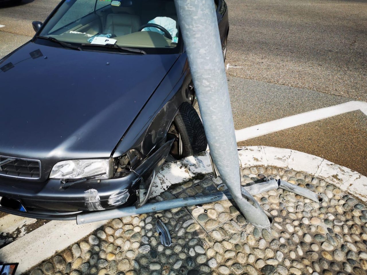 Al volante dell’auto si sente male e va a sbattere contro un palo della luce