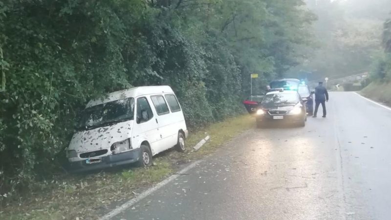 Non si ferma all’alt dei carabinieri e finisce fuori strada: era senza patente