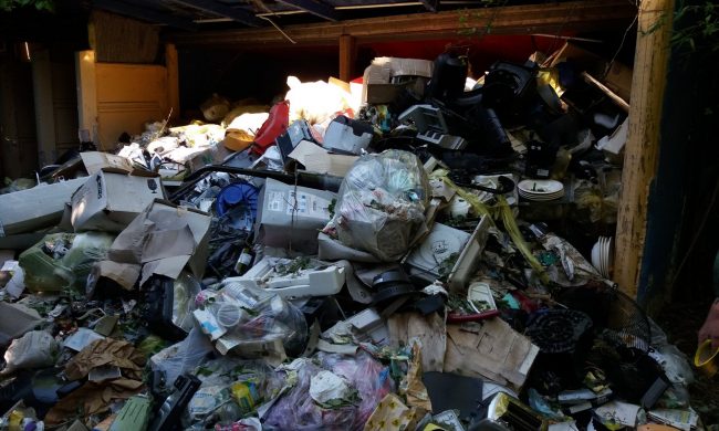 In discarica vietato usare il furgone degli amici. E parte la rivolta