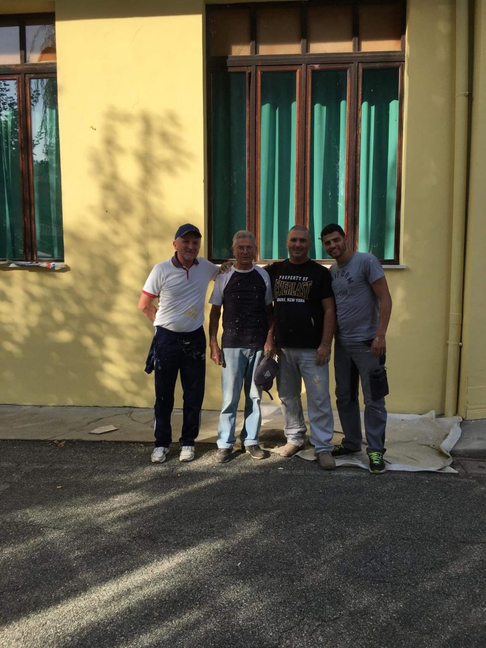 Nonni e genitori imbianchini per l’asilo
