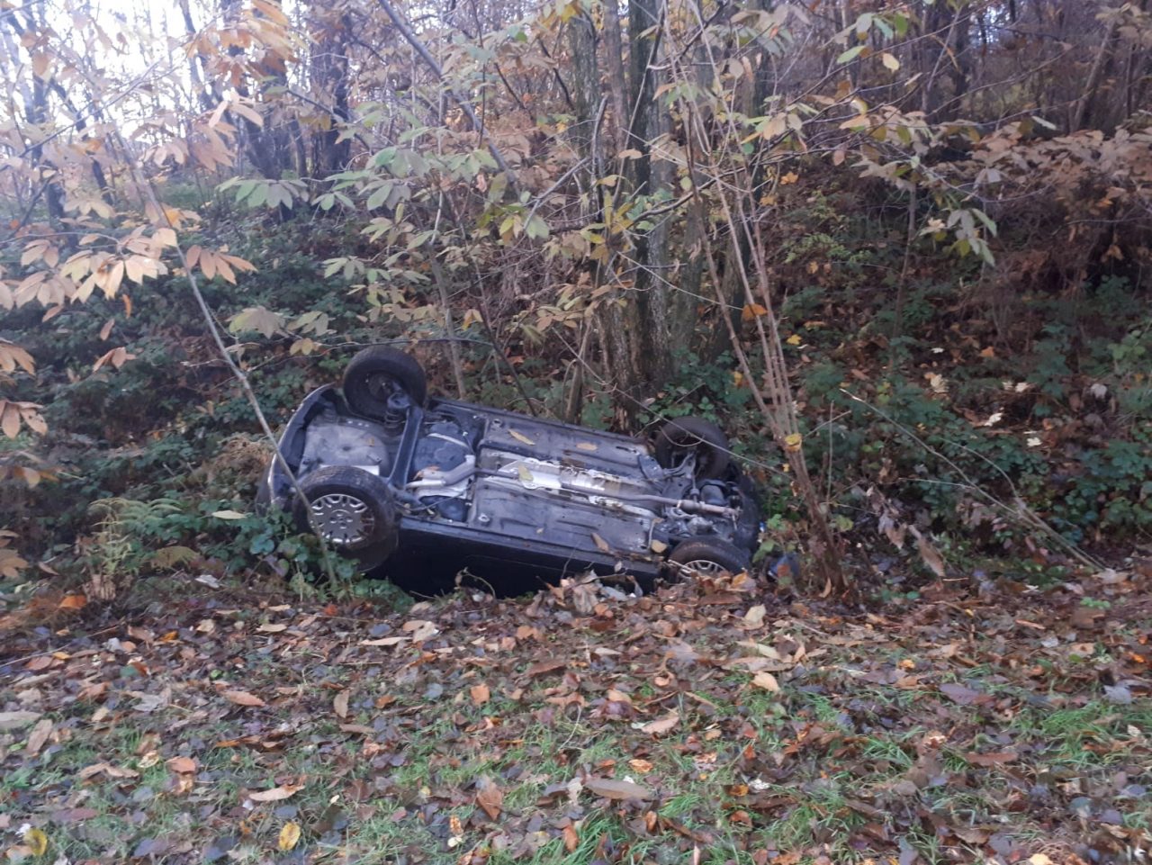 Fuori strada in auto lungo la Mongrando-Donato: ventenne ferita
