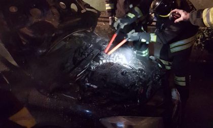 Mercedes distrutta dalle fiamme a Cossato