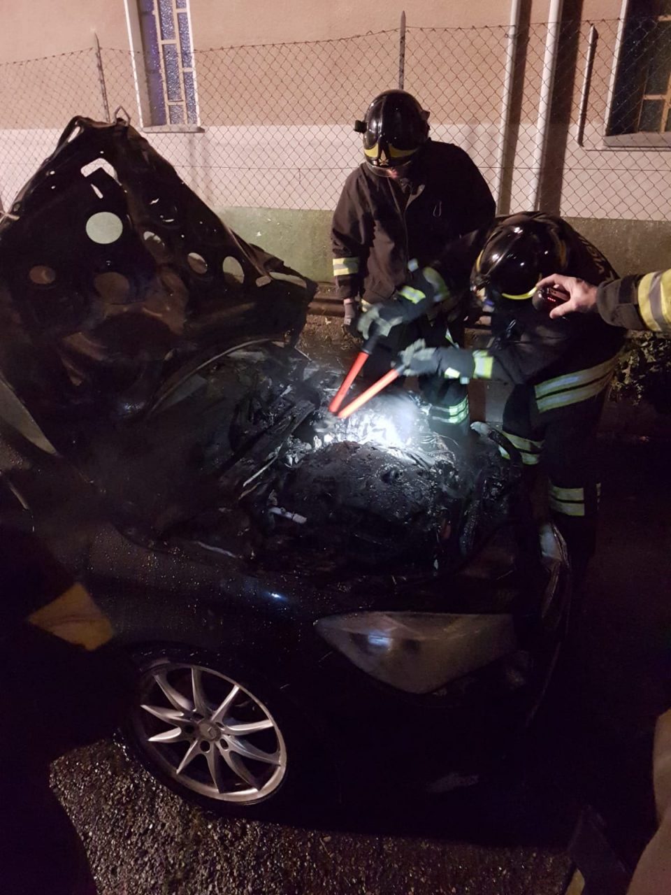 Mercedes distrutta dalle fiamme a Cossato