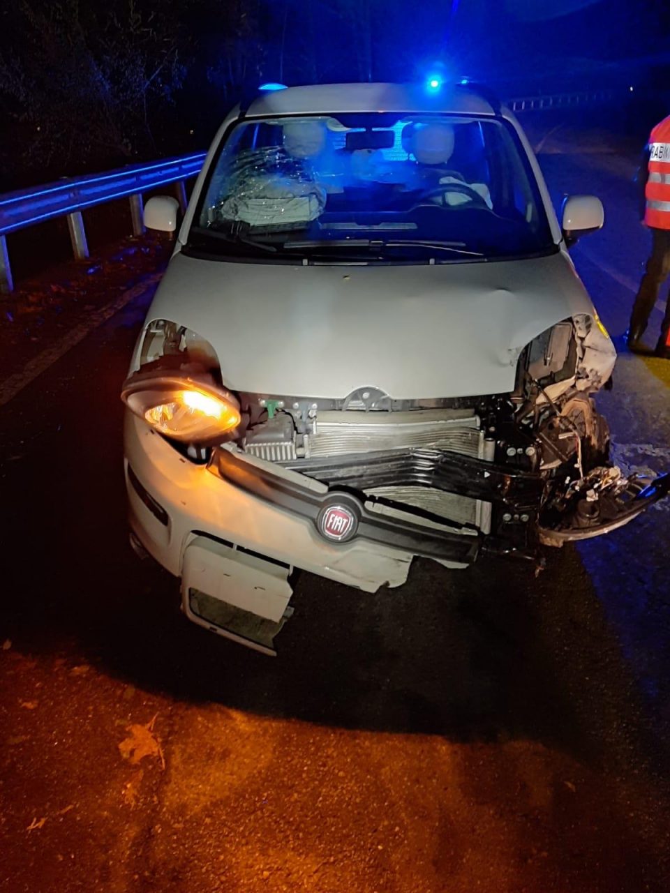 Ubriaca finisce contro il guardrail e… nei guai