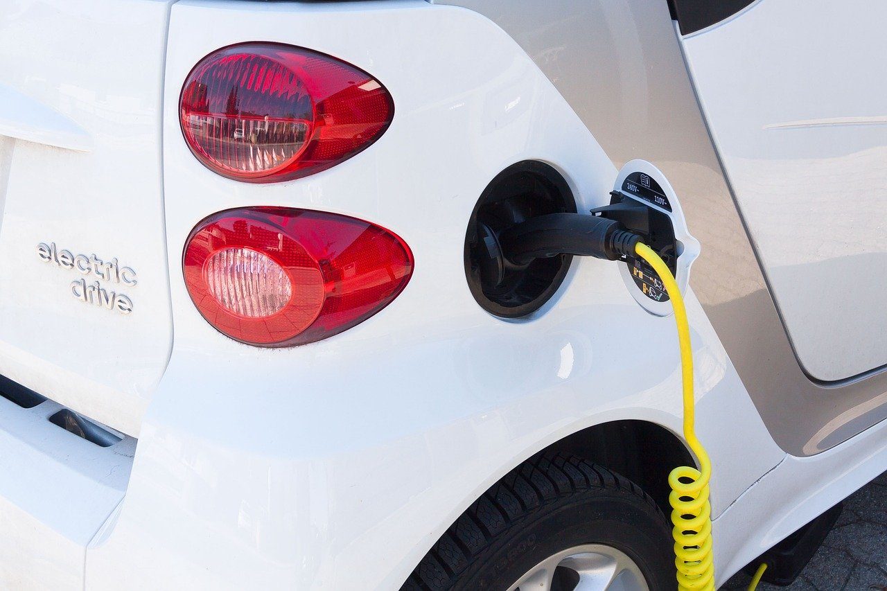 Veicoli elettrici futuro della mobilità, il 42% dei biellesi dice sì
