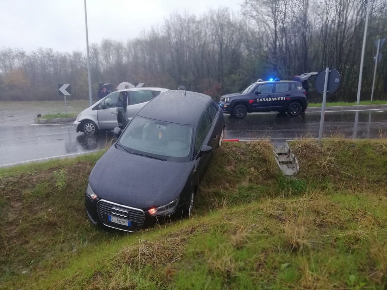 Spingono l’auto in panne in superstrada: sfiorata la tragedia