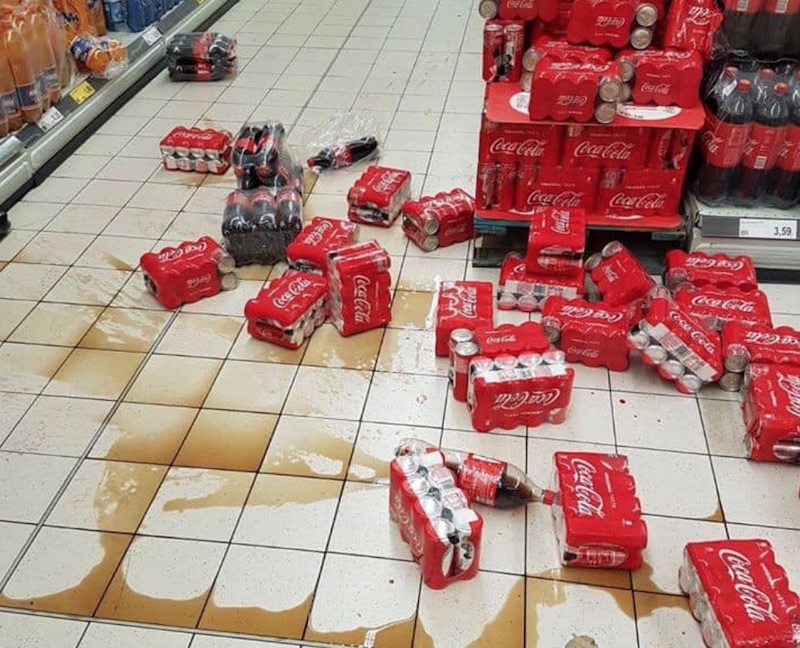 Dà in escandescenze al Penny di Biella, è di colore: infuria la polemica sui social