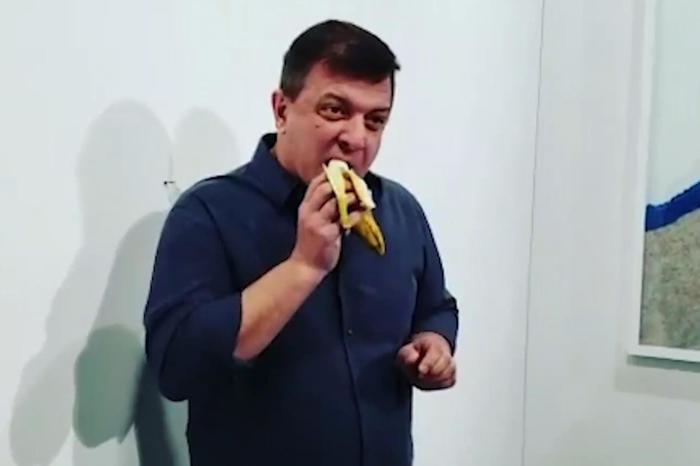 La banana di Cattelan da 120mila dollari sparisce in un boccone