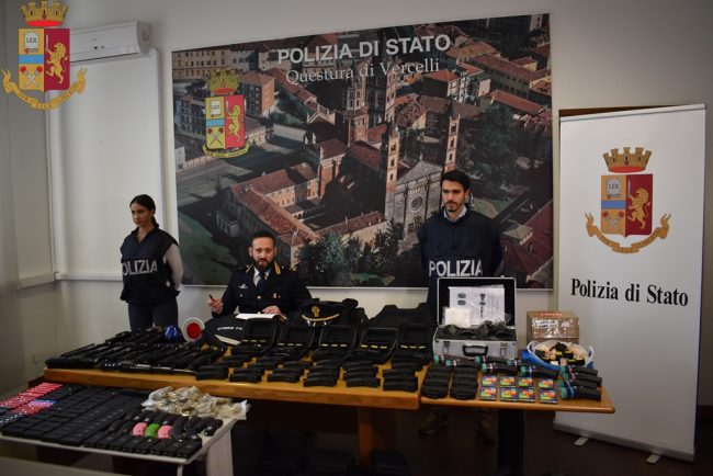 Sequestrati 233 taser, manette, scimitarra e balestra - Prima Biella