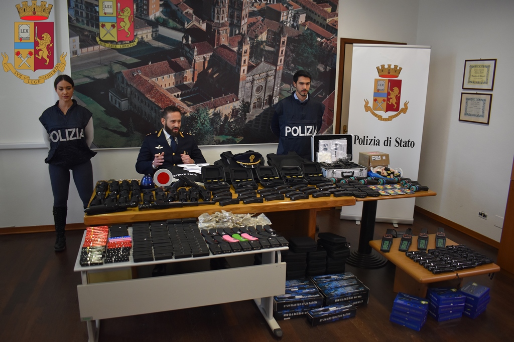 Sequestrati 233 taser, manette, scimitarra e balestra