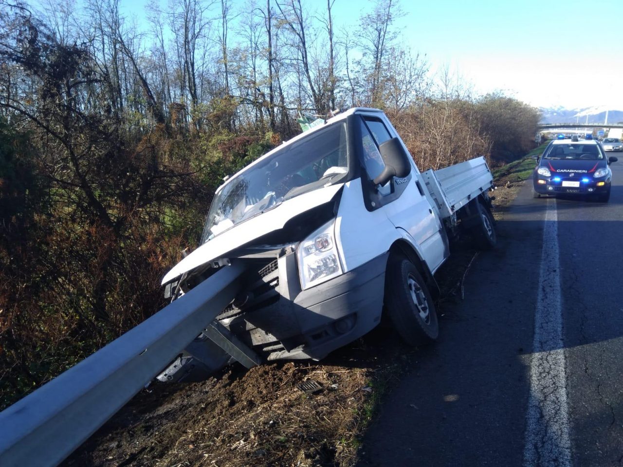 Impatta contro il guard rail, paura per incidente in superstrada