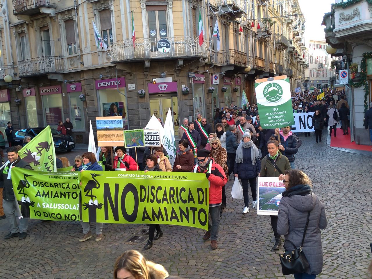 Discarica amianto Brianco, oltre un migliaio in protesta al Duomo FOTO