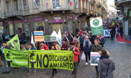 Discarica amianto Brianco, oltre un migliaio in protesta al Duomo FOTO