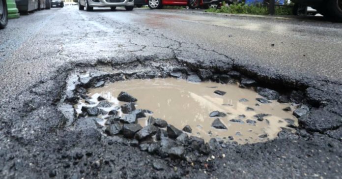 Grossa buca lungo la Provinciale a Cerrione: un’auto ha danneggiato due ruote