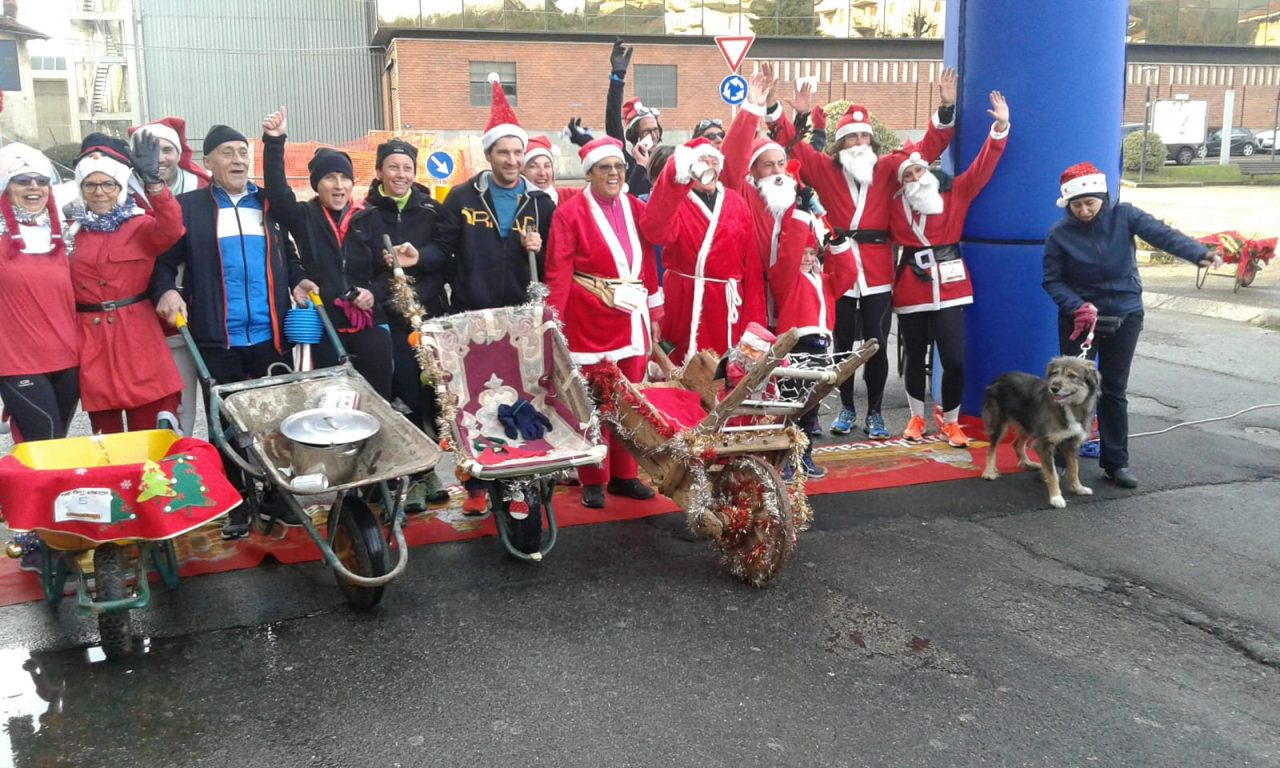 Vigliano, una corsa per 200 Babbi Natale FOTO