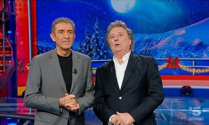 Ezio Greggio schiera Striscia la Notizia  in diretta su Canale 5 contro discarica amianto a Salussola