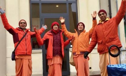 Quattro monaci Hare Krishna per le vie di Biella
