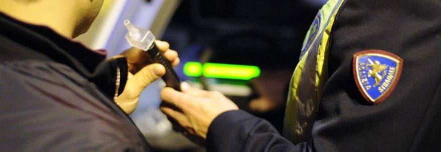 Polizia contro gli ubriachi al volante: sabato nero con strage di patenti, di sanzioni e di auto sequestrate