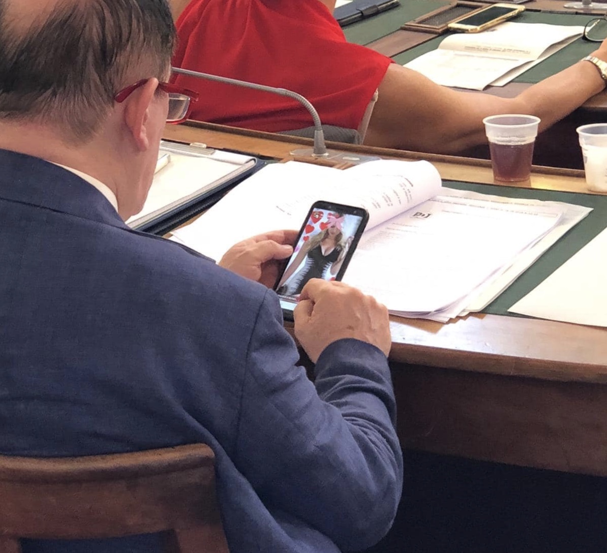 “Distratto” da foto di donna, consigliere comunale si scusa: “Resto ancorato alle vecchie tradizioni”