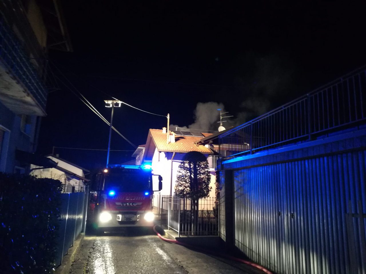 Vigliano Biellese, fiamme in una casa, proprietaria in salvo