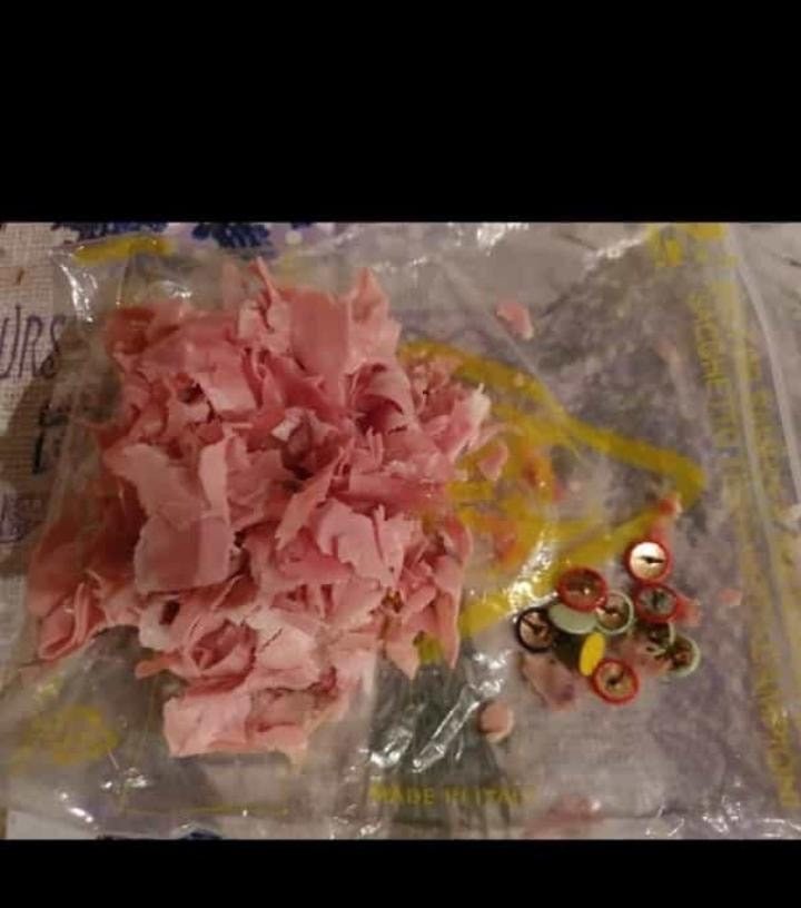 Trovata una palla di chiodi e mortadella