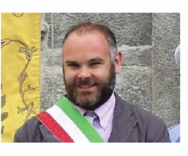 Sindaco cade dal tetto, volo di tre metri