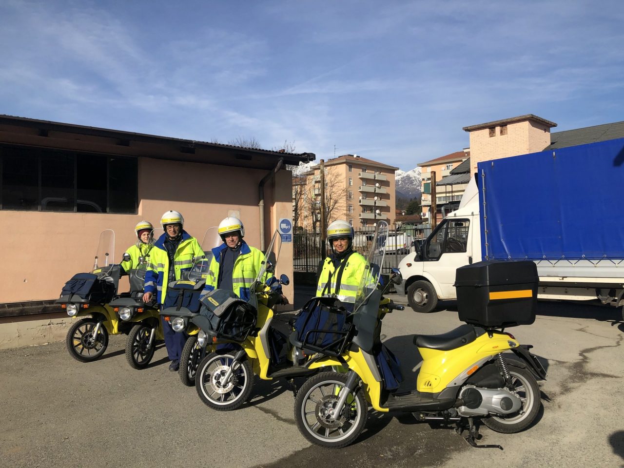 Poste, mezzi e portalettere dal look sempre più “green”