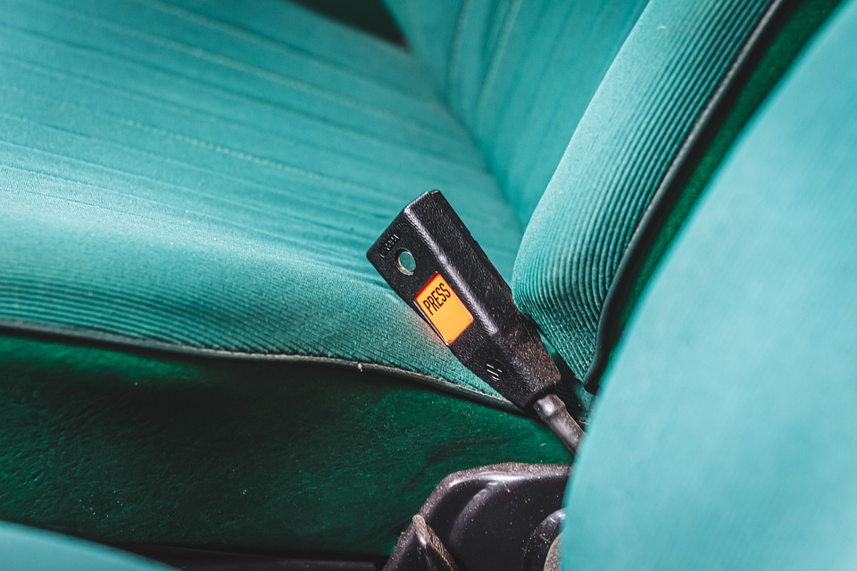 Cinture rotte sull’autobus della gita dei bambini. Multa alla società.