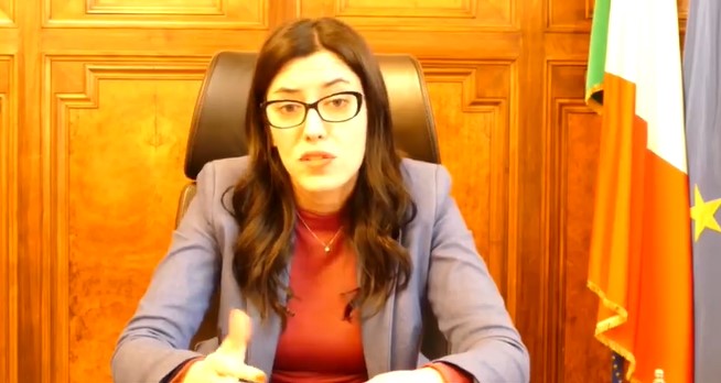 Il ministro Azzolina: “No alle classi pollaio”