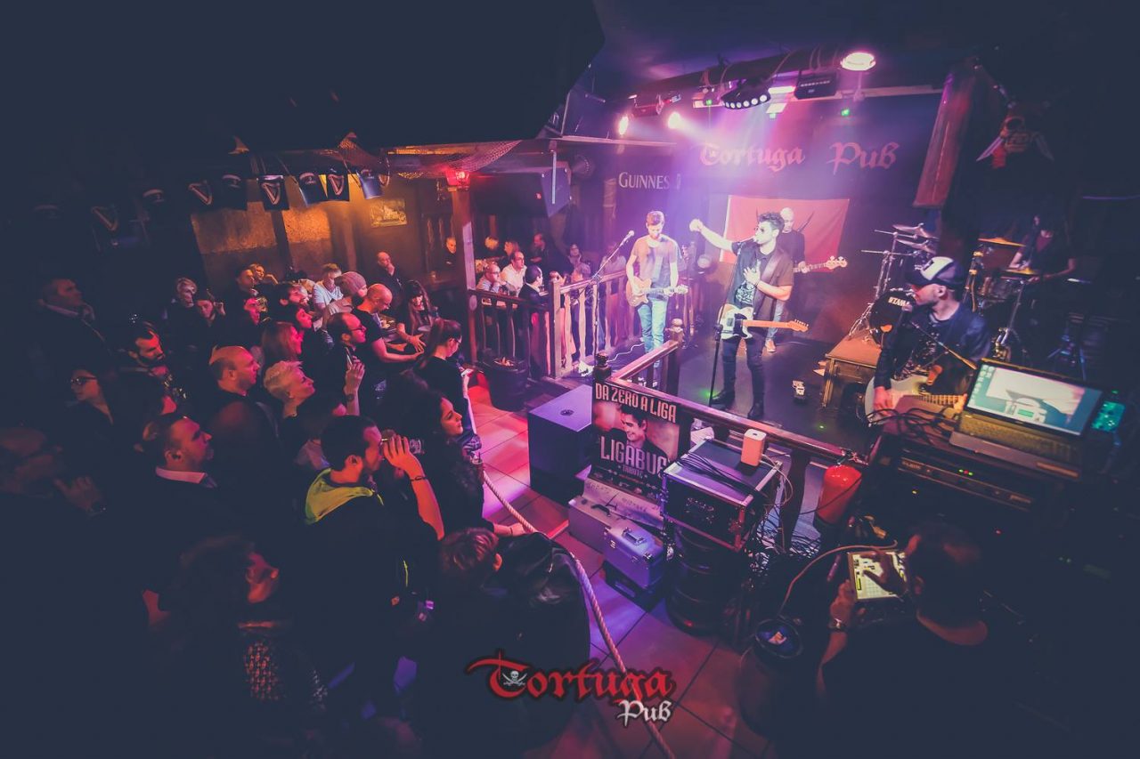 Spray urticante al pub durante un concerto, clienti in fuga