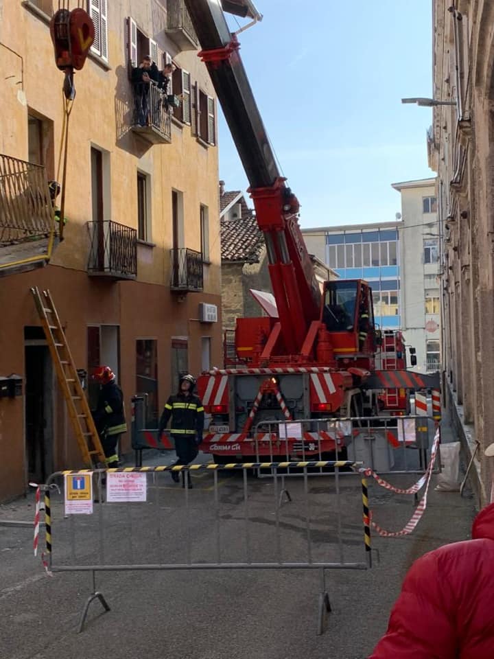 Balcone danneggiato da un mezzo a Miagliano