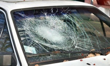 Masso di 8 chili lanciato dal cavalcavia dell’autostrada A4