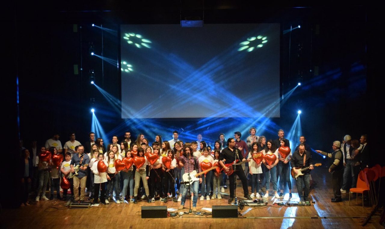 Coro di studenti a “Scheggiando”
