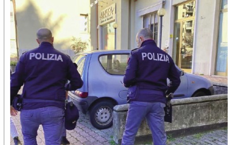 Follia in via Gorei: lui piantonato, lei ha ripreso conoscenza