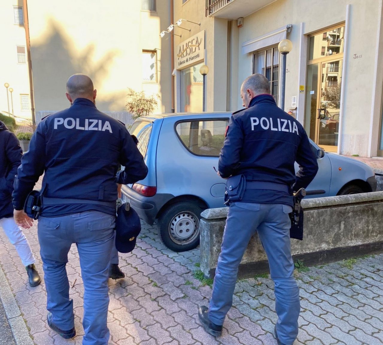 Bar aperto dopo le 22: clienti in fuga, multati. Locale chiuso