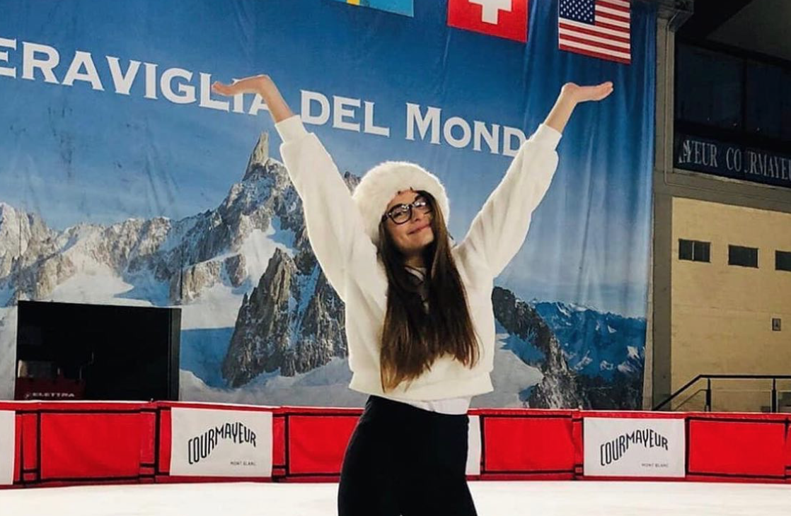 La “stella” biellese del pattinaggio Isabel Falcetto si esibisce per la città