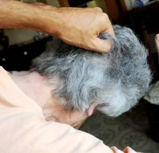 Tenta di strangolare la moglie e finisce in manette