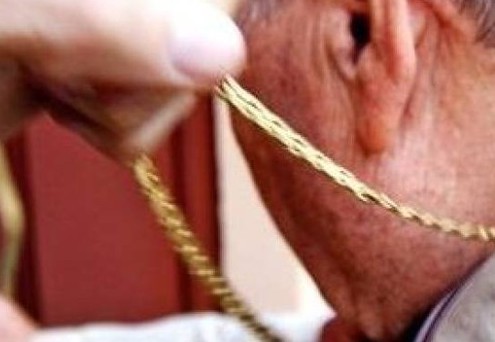 Lo abbraccia e gli ruba la collanina con la fede nuziale