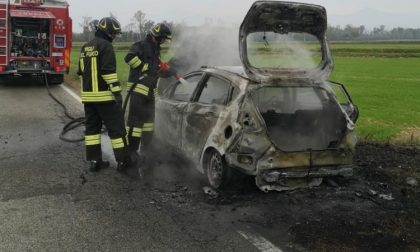 Dà fuoco all'auto della suocera e si nasconde fra i cespugli per vederla bruciare