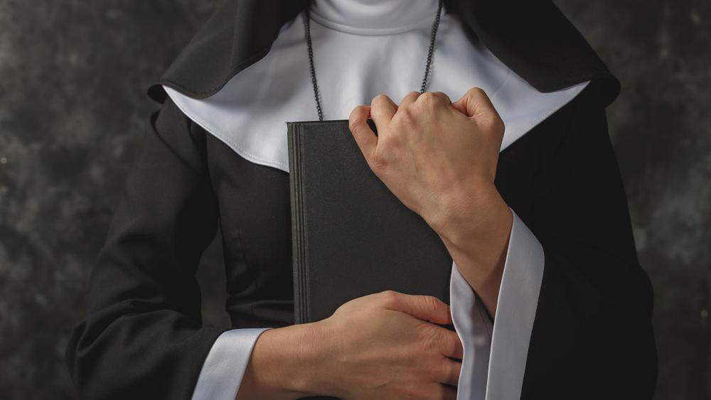 Si finge suora per sfuggire all’arresto