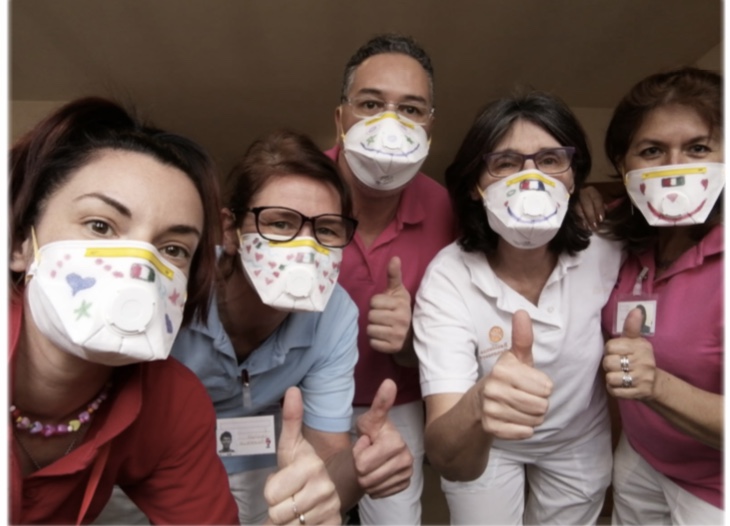 Coronavirus, nelle case di riposo foto e videochiamate tra ospiti e parenti
