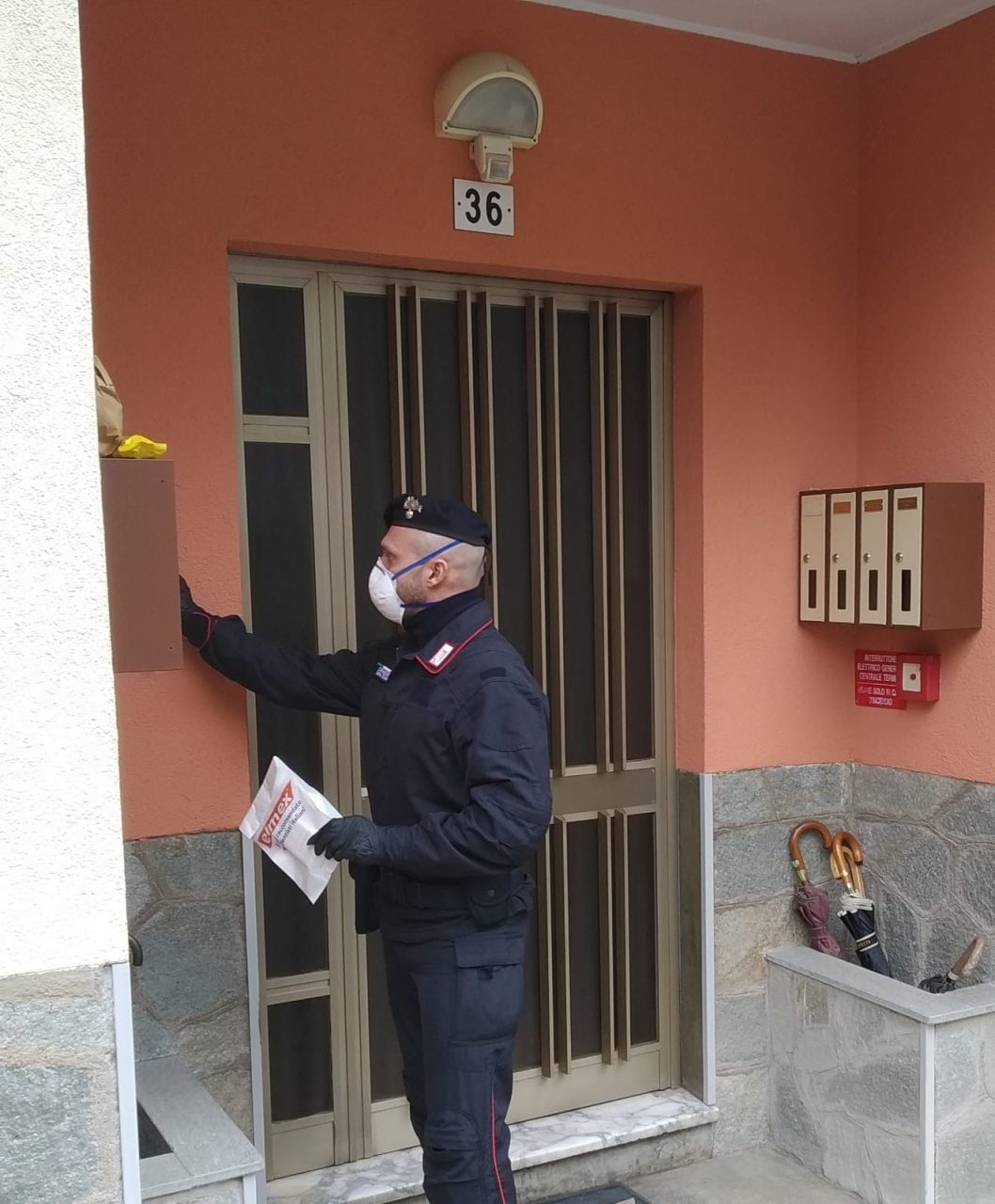 I carabinieri consegnano farmaci e cibo agli anziani